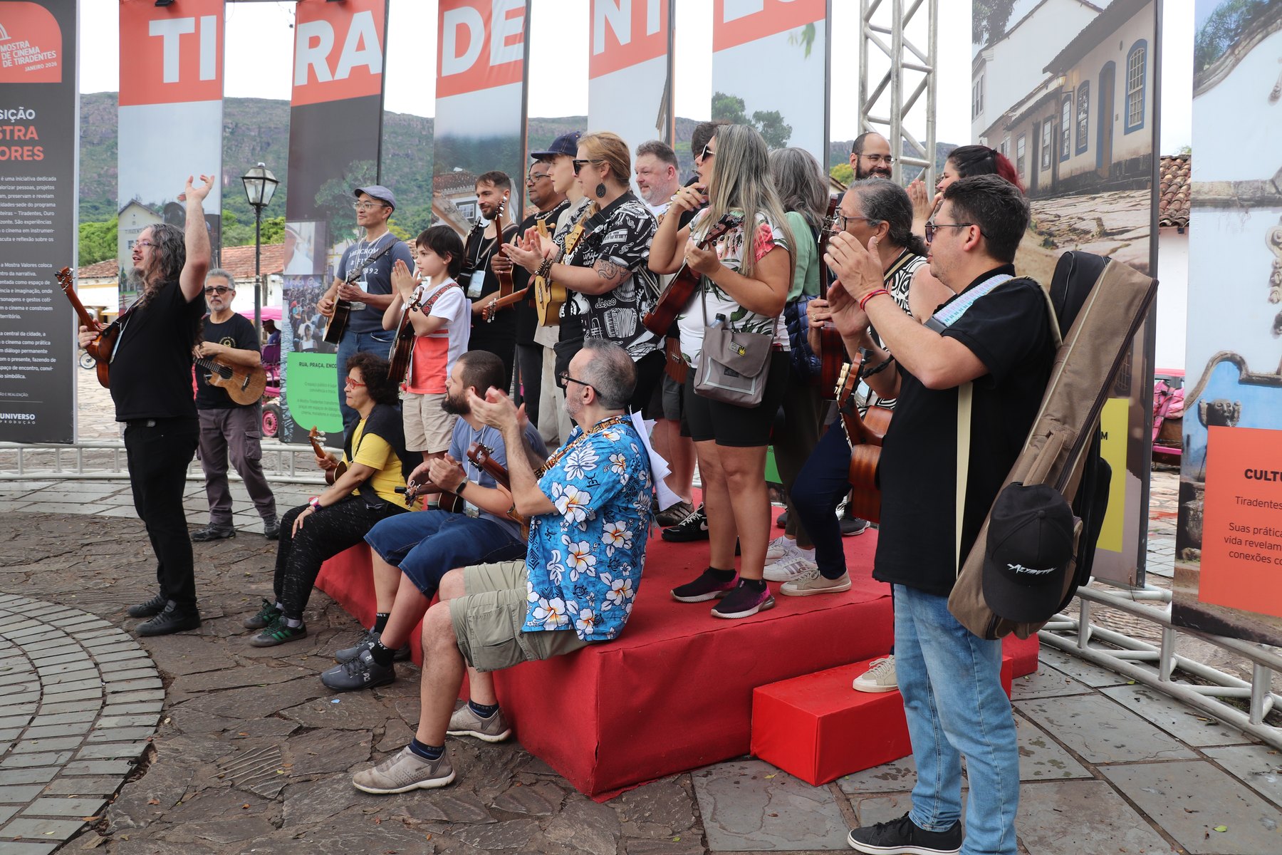 João Tostes conduzindo músicos durante o Festival Brasileiro de Ukulele em Tiradentes