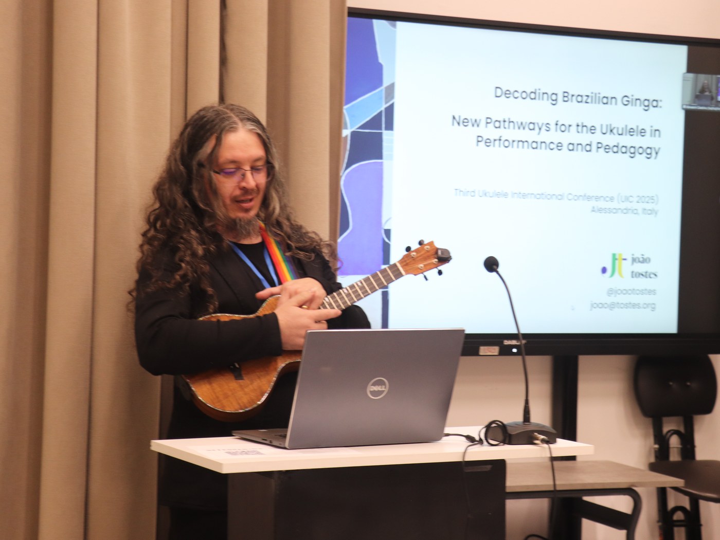João Tostes apresentando pesquisa na Ukulele International Conference 2025